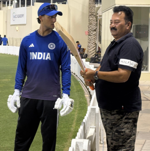 Shubman Gill's Gesture of Respect Wins Hearts Ahead of India-Pakistan Clash: Vice-Captain Touches Feet of Abhishek Sharma's Father